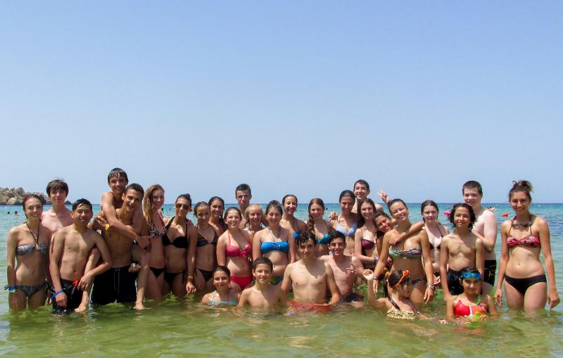 Groepsfoto in de zee tijdens taalreis Malta