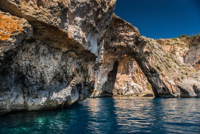 Rotsen in de zee tijdens taalreis Malta