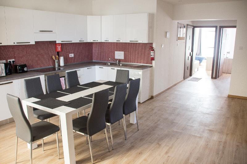 Keuken tijdens taalreis Malta Keuken met eettafel tijdens taalreis Malta