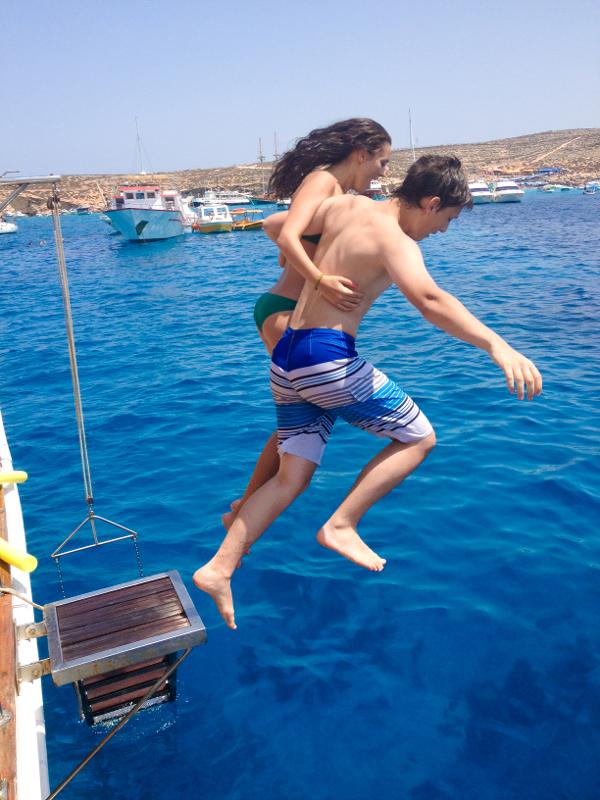 Springen van boot af tijdens taalreis Malta