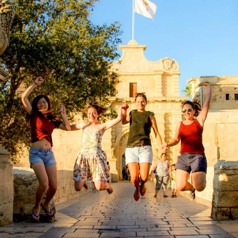 Foto met vriendinnen tijdens taalreis Malta