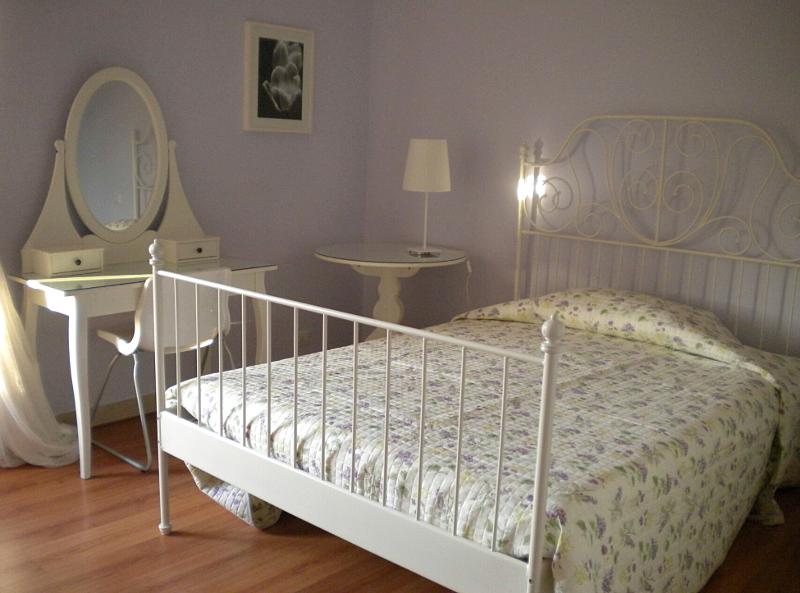 Witte slaapkamer in Florence tijdens de taalreizen Italië