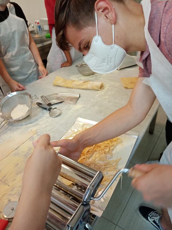 Jongen maakt pasta tijdens de taalreizen Italië