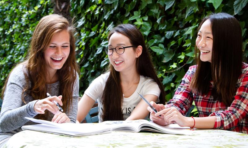 Meisjes lachen in taalles tijdens de taalreizen Italië