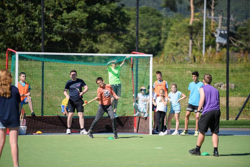 Jongeren sporten op een voetbalveld tijdens een taalreis engels