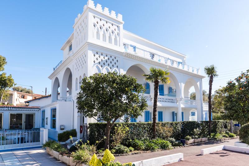Een wit huis met blauwe luiken tijdens een taalreis frans