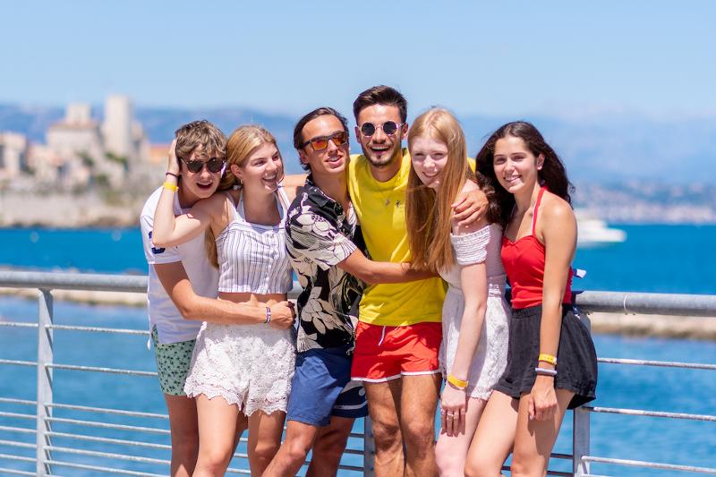 Een groepsfoto van jongeren voor de zee tijdens een taalreis frans