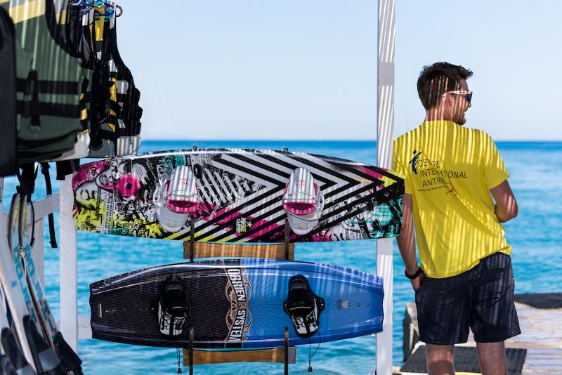 Een surf instructeur staat bij twee surfboards aan de kust tijdens een taalreis frans