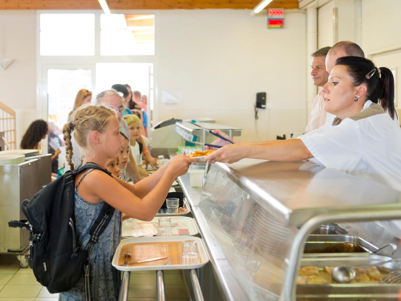 Jongeren krijgen lunch in een kantine tijdens een taalreis frans