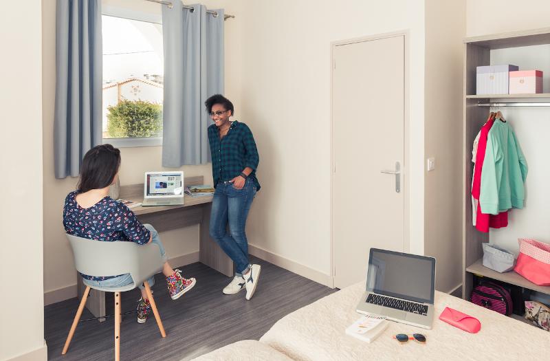 Jongeren praten met elkaar in een slaapkamer tijdens een taalreis frans