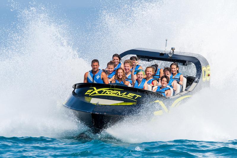 Jongeren in een speedboot tijdens eent aalreis frans