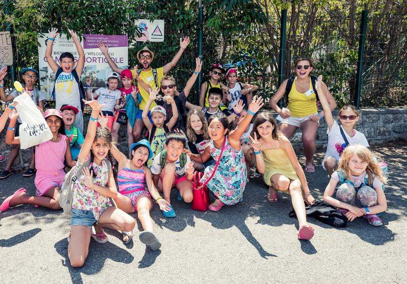 Groepsfoto van kinderen tijdens een taalreis frans
