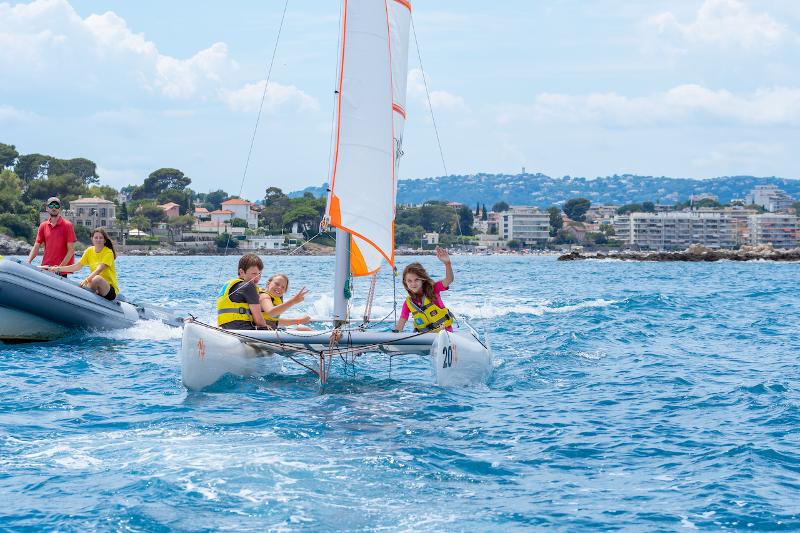 Jongeren op een catamaran op zee tijdens een taalreis frans