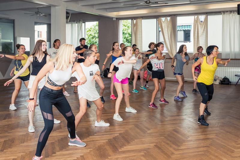 Jongeren dansen in een danszaal tijdens een taalreis frans