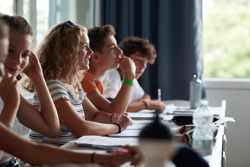 Jongeren in een lokaal tijdens een taalreis frans