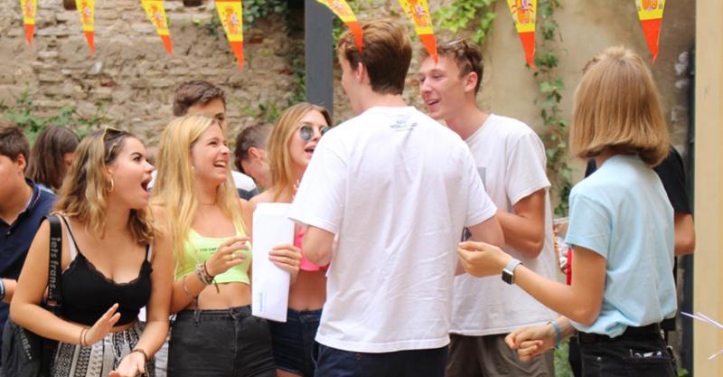 Spaans spreken op een feestje op een Spaanse taalcursus Spanje