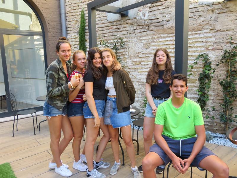 Deelnemers van een Spaanse taalcursus Spanje buiten bij de accommodatie