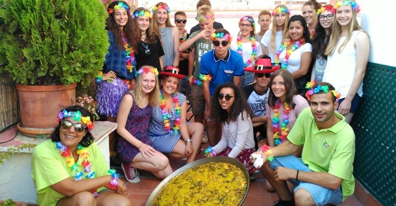 Paella eten op een Spaanse taalcursus Spanje