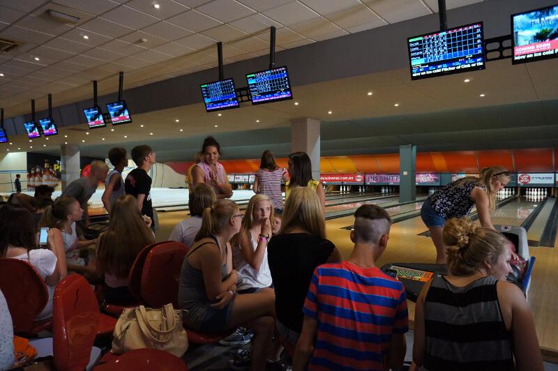 Nella vacanza studio inglese Amsterdam i ragazzi giocano a bowling