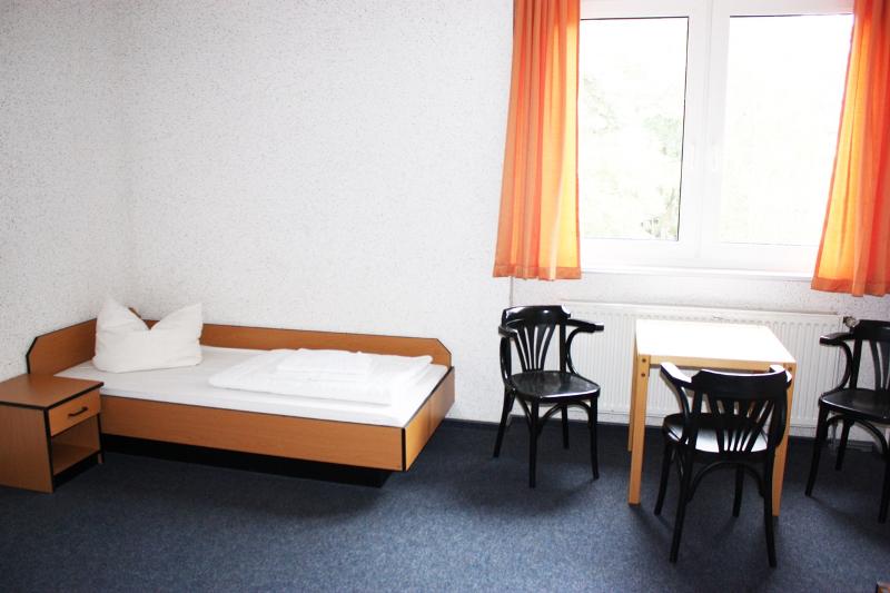 Slaapkamer met bed tijdens natuurkamp