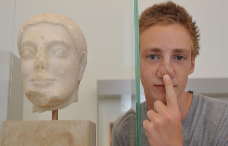 In een museum voor een kunstwerk tijdens natuurkamp