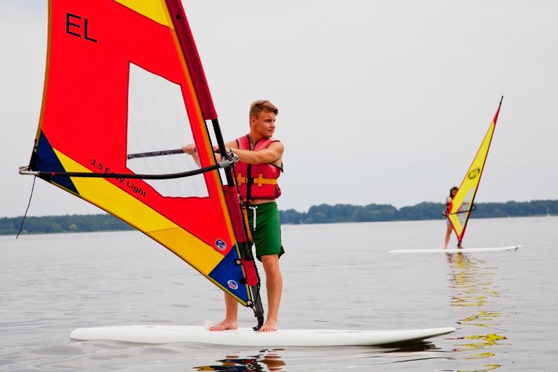 Windsurfen over het water tijdens natuurkamp