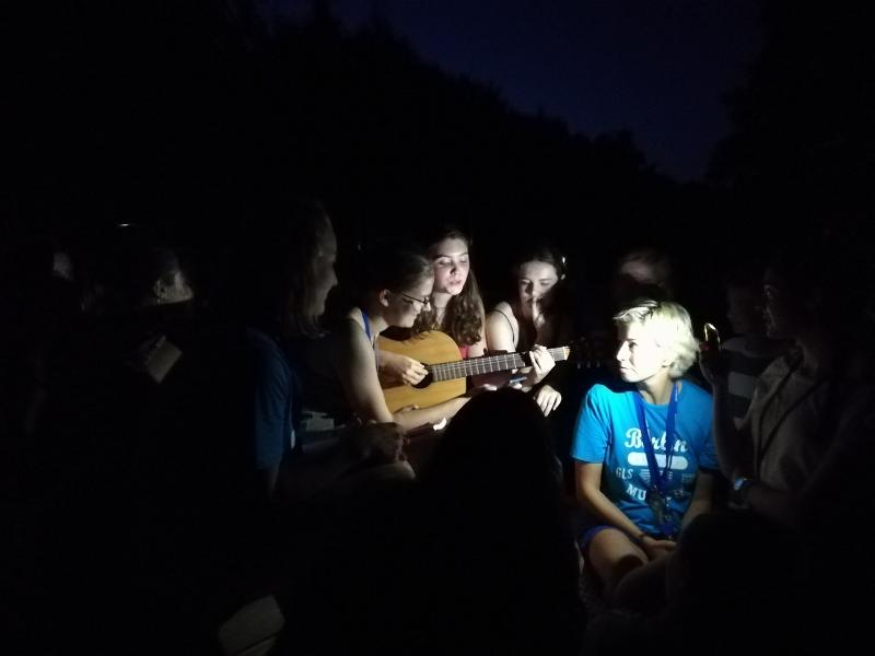 Gitaar spelen in de avond tijdens natuurkamp