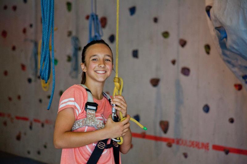 Indoor klimmen tijdens natuurkamp