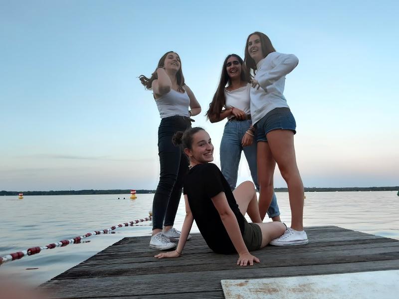 aan het water met zonsondergang tijdens natuurkamp