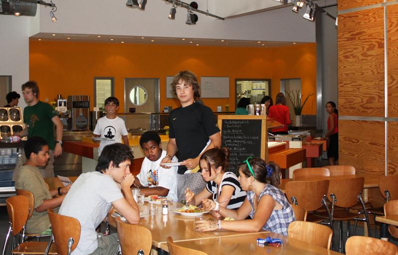 Eten in de cafetaria tijdens natuurkamp