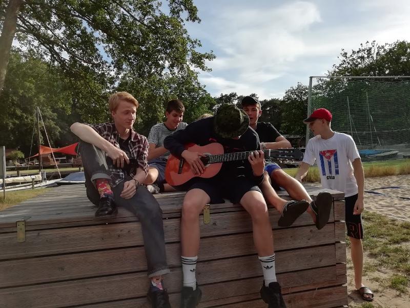 Gitaar spelen buiten tijdens natuurkamp