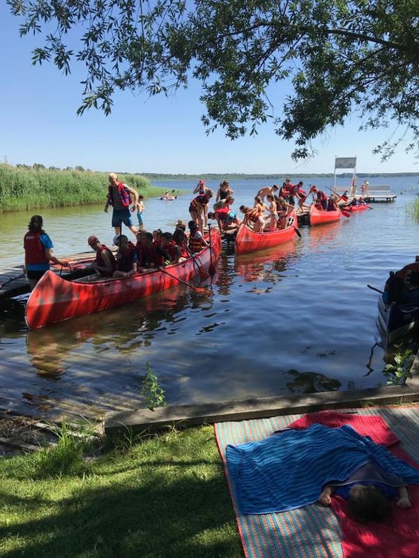 Kayaken met de hele groep tijdens natuurkamp