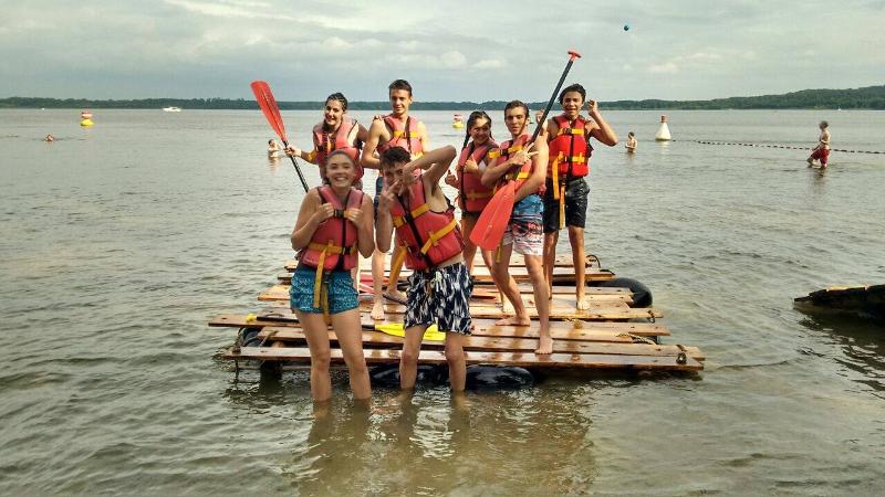 Watersport in een meer tijdens natuurkamp