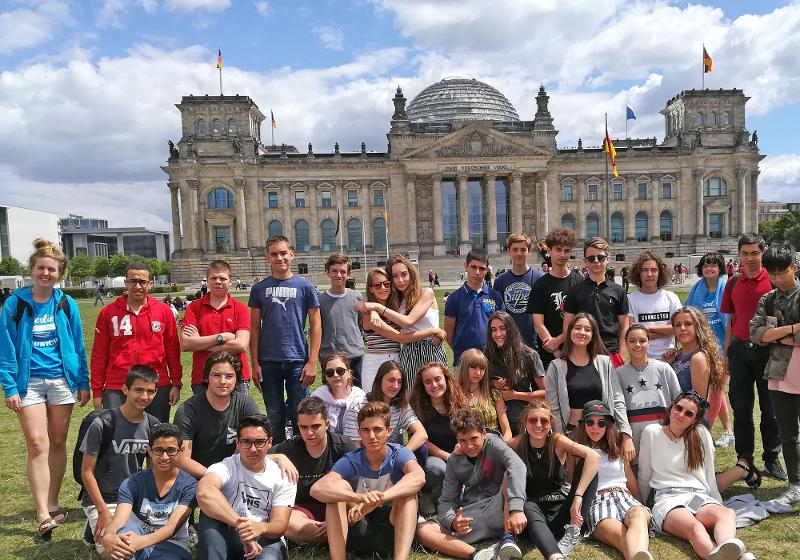 Deelnemers taalcursus Berlijn poseren voor Reichstag
