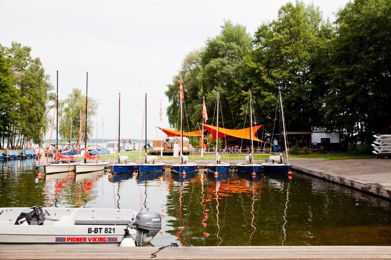 Zeilbootjes in het water tijdens natuurkamp