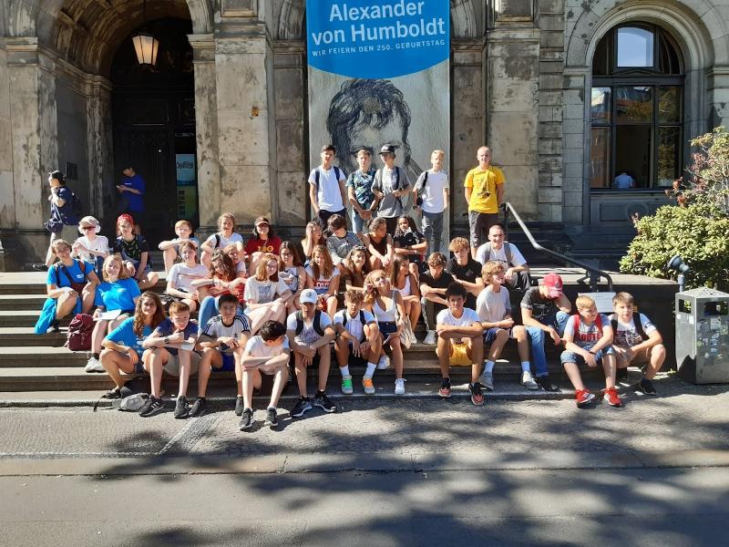 Deelnemers poseren voor Humboldt Universiteit tijdens taalcursus Berlijn
