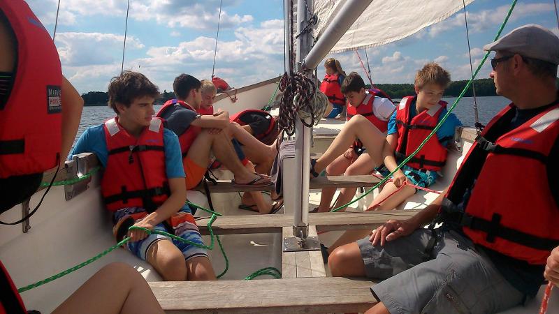 Deelnemers in een zeilboot tijdens activiteit taalcursus van Berlijn 