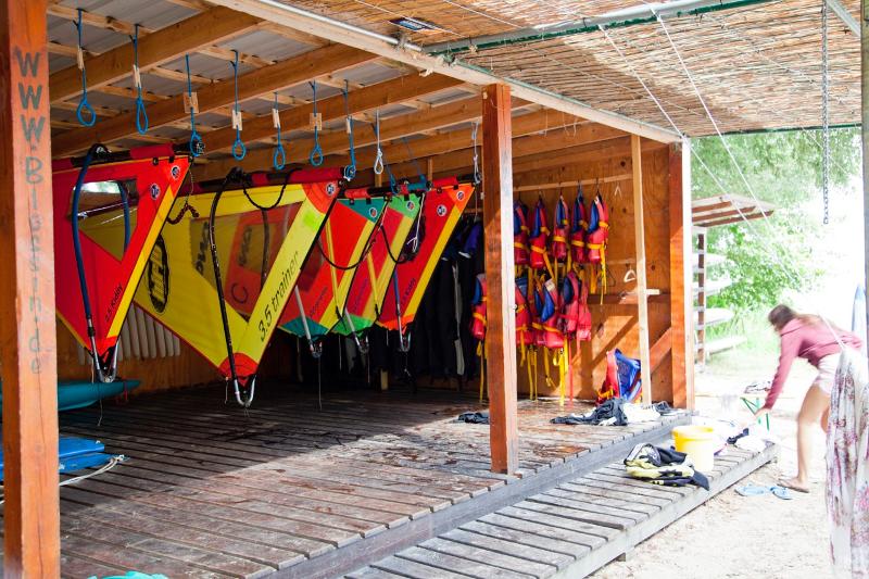Kites aan het drogen tijdens natuurkamp