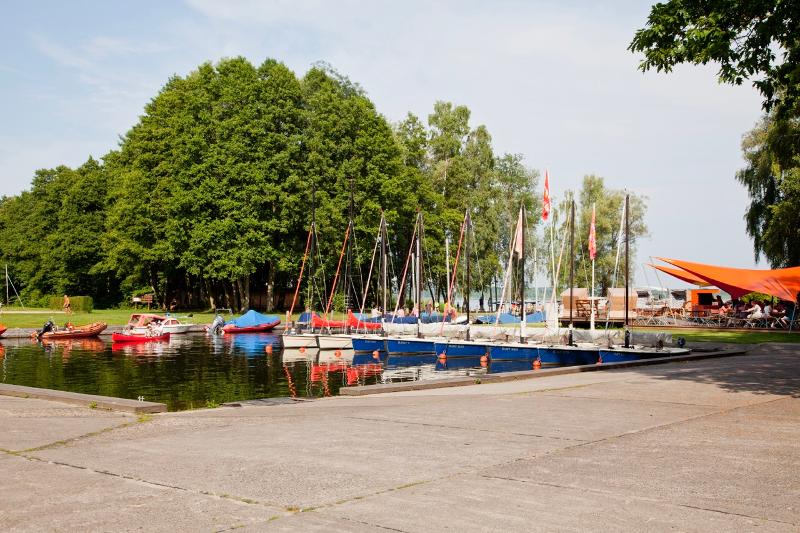Foto van zeilboten in het water tijdens natuurkamp