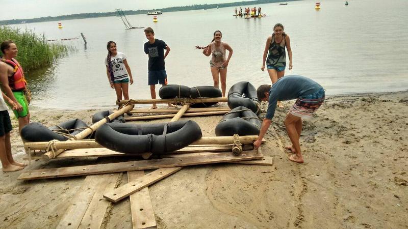 Raft bouwen tijdens natuurkamp