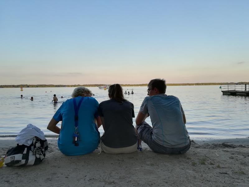 Op het strand aan een meer tijdens natuurkamp