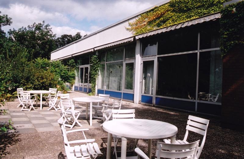 Cafetaria met terras tijdens natuurkamp