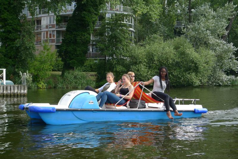 Water fietsen in de Spree tijdens natuurkamp