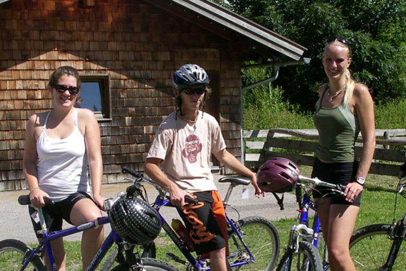 Fietsen in de natuur tijdens natuurkamp