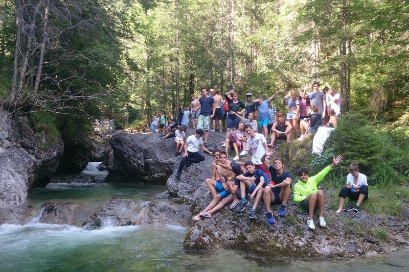 Groep in de natuur op rotsen tijdens natuurkamp