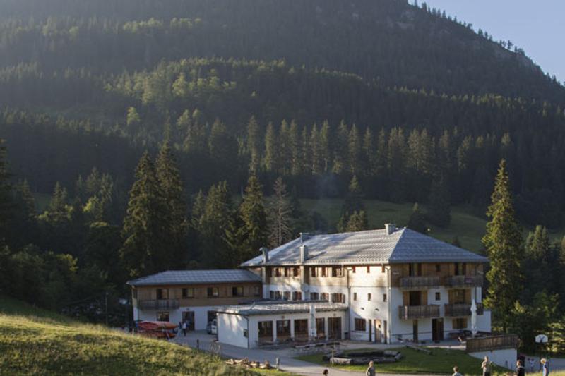 Huis in de natuur tussen de bergen tijdens natuurkamp