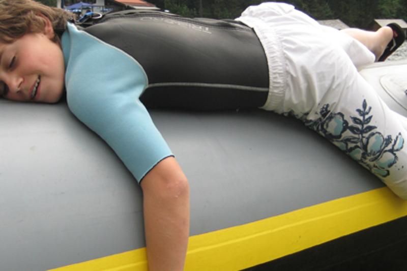 Pause nemen op de boot in zwem outfit tijdens natuurkamp