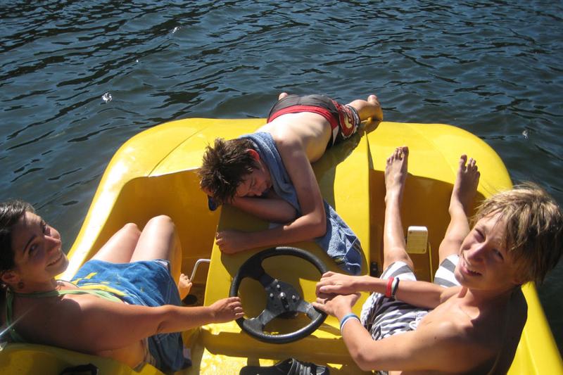 waterfietsen in een meer tijdens natuurkamp