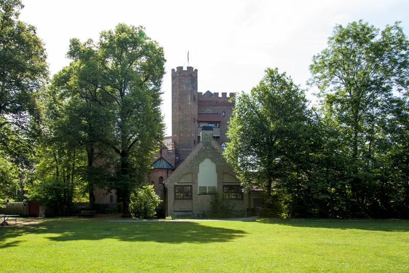 kerk in de natuur tijdens natuurkamp