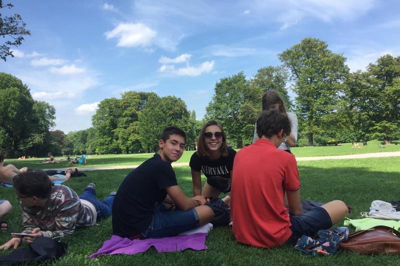 Chillen in het park tijdens natuurkamp